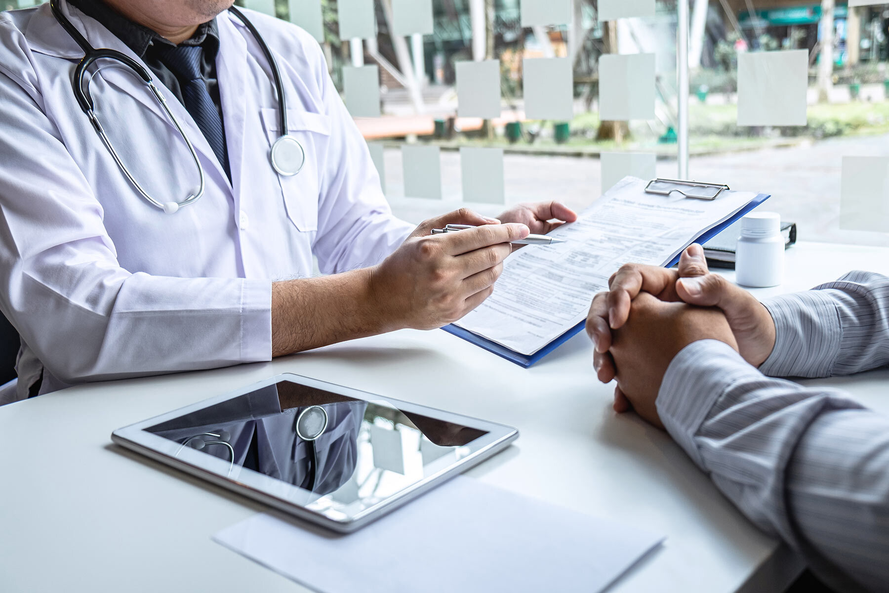 Arzt erklärt Patient Untersuchungsergebnisse