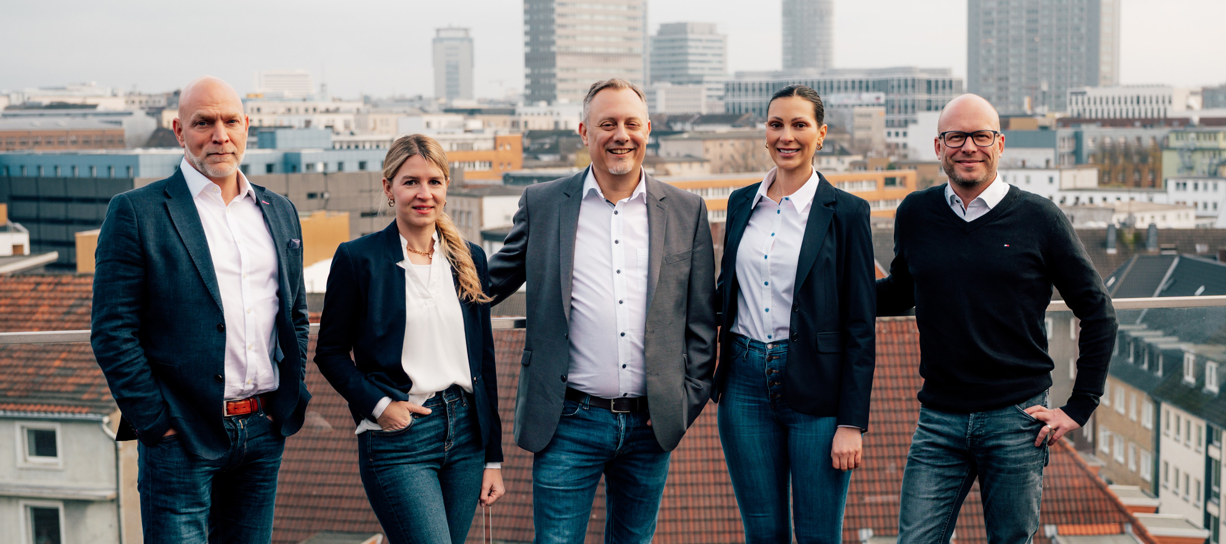Das Team von von Buddenbrock auf einer Dachterrasse