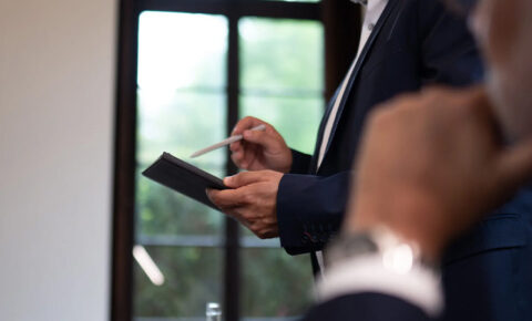 Zwei Geschäftsleute in Beratungsgespräch zur optimalen Umsetzung der betrieblichen Altersversorgung (bAV)