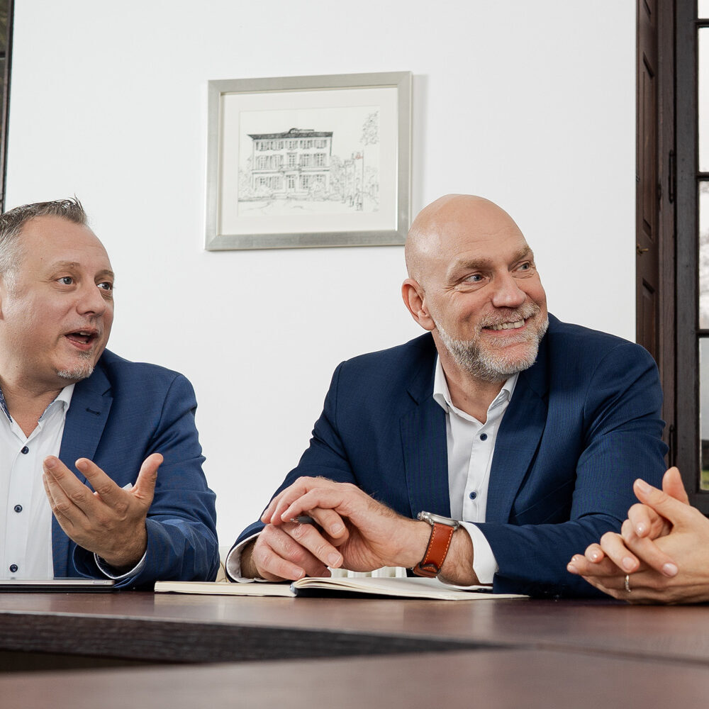 Beratung an einem Tisch bei von Buddenbrock